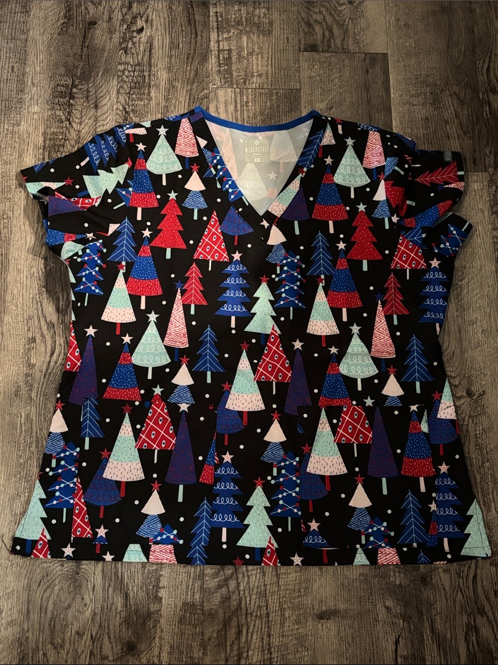 Med Couture V-Neck Two Pocket Scrub Top -Black with Holiday Trees - Size XLarge
